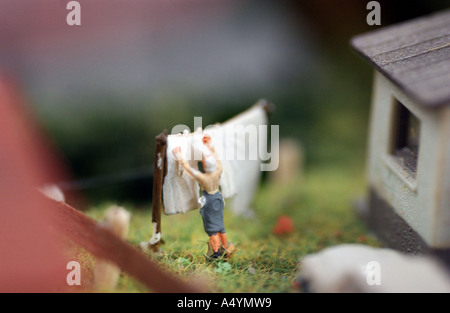 Cours de chemin de fer modèle Berlin club. Club cave avec chemin de fer modèle plante dans la trace N (1:160). Diorama avec femme avec blanchisserie Banque D'Images