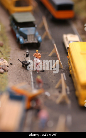 Cours de chemin de fer modèle Berlin club. Club cave avec chemin de fer modèle plante dans la trace N (1:160). Diorama avec road Banque D'Images