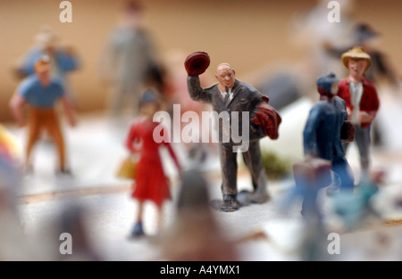 Cours de chemin de fer modèle Berlin club. Club cave avec chemin de fer modèle plante dans la trace N (1:160). Figures miniatures : les passagers Banque D'Images