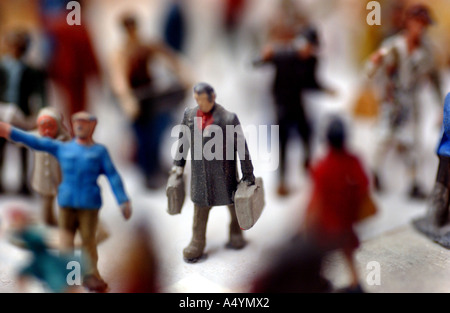 Cours de chemin de fer modèle Berlin club. Club cave avec chemin de fer modèle plante dans la trace N (1:160). Figures miniatures : les passagers Banque D'Images