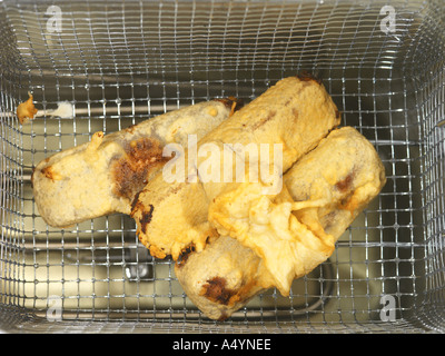 La barre Mars frite dans panier Friteuse Banque D'Images