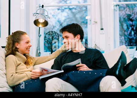 Jeune couple on sofa Banque D'Images