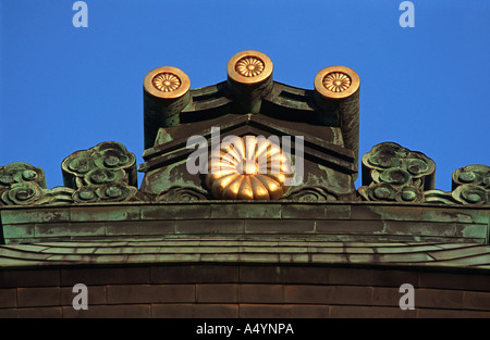 Détail de l'architecture de toit Fushimi Inari Taisha à Kyoto un lieu populaire pour les hommes d'affaires à prier pour la bonne fortune AU JAPON Banque D'Images