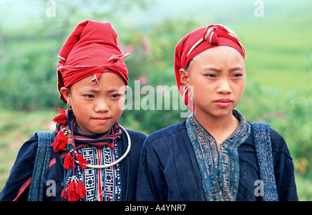 Les jeunes filles de la Dao rouge hilltribe Dzao en costume tribal distinctif Sapa Vietnam Banque D'Images