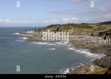 Vue de la côte nord du Devon vers Bull Point Lighthouse sur Rockham Bay Banque D'Images