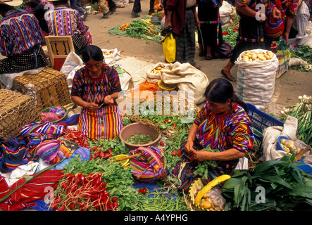 Les Guatémaltèques, Guatémaltèques, Maya, Maya, les gens, les fournisseurs, le marché central, Chichicastenango, El Quiché, El Quiché, Guatemala, Amérique Centrale Banque D'Images