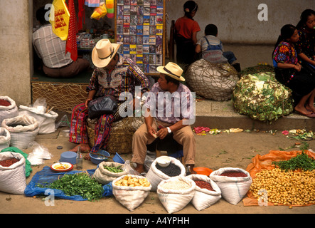 Les Guatémaltèques, Guatémaltèques, Maya, Maya, les gens, les fournisseurs, le marché central, Chichicastenango, El Quiché, El Quiché, Guatemala, Amérique Centrale Banque D'Images