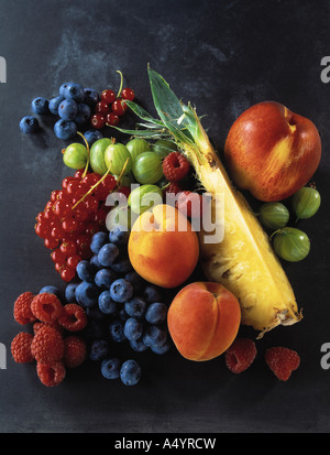 Sélection de divers fruits frais sur un fond d'ardoise Banque D'Images