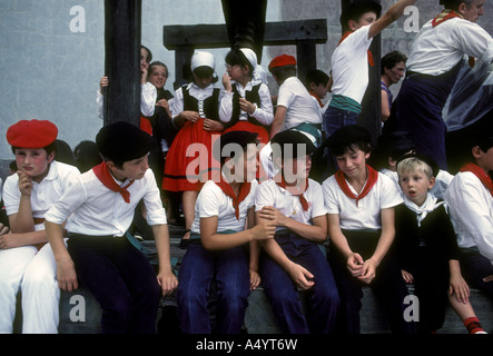 Français Basque, les gens, les jeunes garçons, les garçons, les enfants, noce basque, Pays Basque, ville, Saint-Etienne-de-Baïgorry, France Banque D'Images