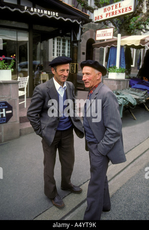 2, deux hommes, Basque français, anglais, basque, français, hommes portant des bérets noirs, parlant, Pays Basque, Saint-Jean-Pied-de-Port, France Banque D'Images