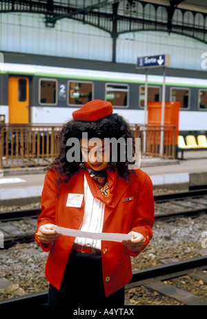 Femme française, française, femme, femme d'Afrique du Nord, les femmes adultes, sncf, aide au voyage, la gare de Bayonne, Bayonne, France Banque D'Images