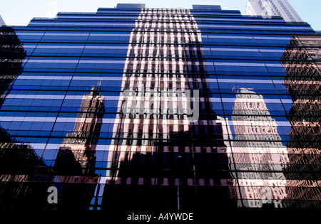 Réflexions de Midtown Manhattan New York USA Banque D'Images