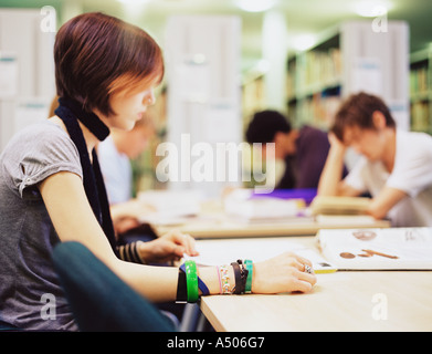 Les étudiants dans la bibliothèque Banque D'Images