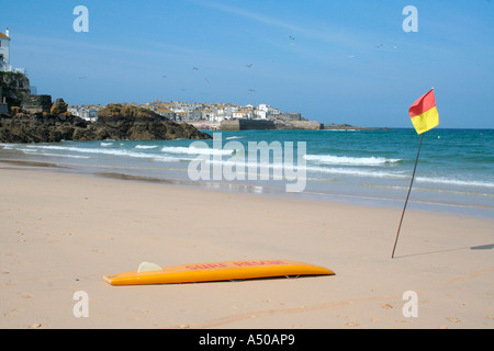 St Ives Cornwall surf sauvetage sur plage à la recherche vers le port Banque D'Images