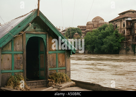 Péniche plusieur bateaux dans la rivière Jhelum Srinagar Cachemire Jammu Cachemire JE Banque D'Images