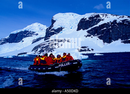 Les touristes, voyageurs, zodiac boat tour, entre l'île cuverville et ronge, l'île du détroit de Gerlache, le Canal Errera, péninsule antarctique, l'antarctique Banque D'Images