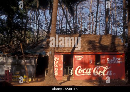 Coca Cola annoncé sur un mur à Goa en Inde Banque D'Images