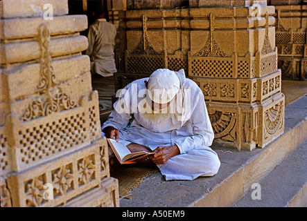 Man reading a book at Rani Sipri s mosquée à Ahmedabad au Gujarat, Inde Banque D'Images