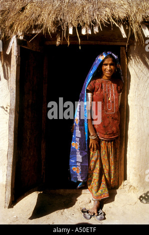 Femme debout sur la porte d'une hutte au Gujarat, Inde Banque D'Images