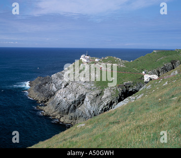 Phare côtier se trouve au sommet d'une falaise rocheuse entourée par l'océan Atlantique Banque D'Images