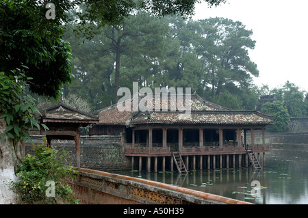 Tombeau de Tu Duc près de Hue Centre du Vietnam l'Asie du sud-oriental Orient Khiem Pavillion sur Luu Khiem Lake Banque D'Images