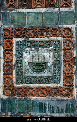 Près de tombeau de Tu Duc Hue Vietnam central oriental Orient Asie du Sud Est détail de la mosaïque de Stèle Banque D'Images