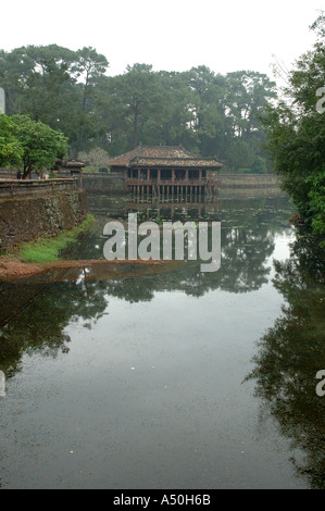 Tombeau de Tu Duc près de Hue Centre du Vietnam l'Asie du sud-oriental Orient Khiem Pavillion sur Luu Khiem Lake Banque D'Images