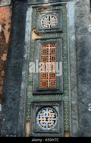 Près de tombeau de Tu Duc Hue Vietnam central oriental Orient Asie du Sud Est détail de la mosaïque de Stèle Banque D'Images