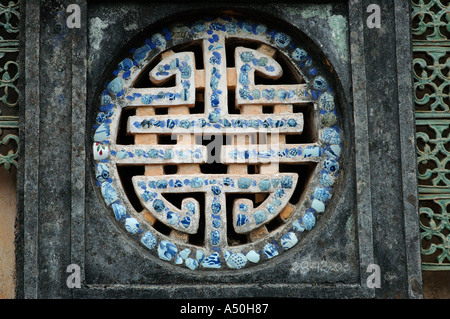 Près de tombeau de Tu Duc Hue Vietnam central oriental Orient Asie du Sud Est détail de la mosaïque de Stèle Banque D'Images