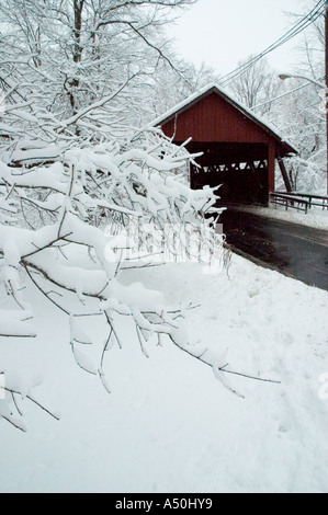 Une tempête d'hiver déverse plusieurs pouces / près de 30 cm de neige sur un pont couvert rouge dans le New Jersey, United States Banque D'Images