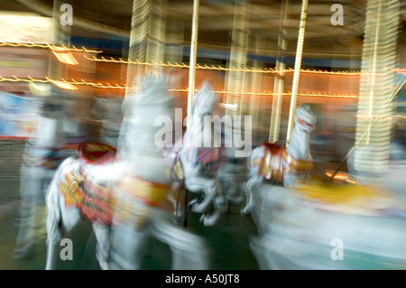 Un déménagement merry go round / carrousel / horse seul avec flou de mouvement dans un parc d'expositions de l'état ou Banque D'Images