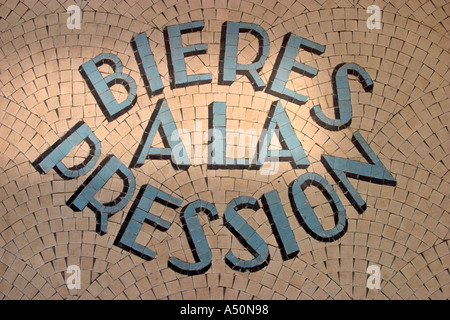 Mosaïque ancienne publicité signe de la bière pression dans un établissement à Paris France Banque D'Images