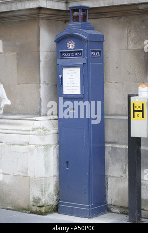 Téléphone public bleu fort d'appeler la police London England UK Banque D'Images