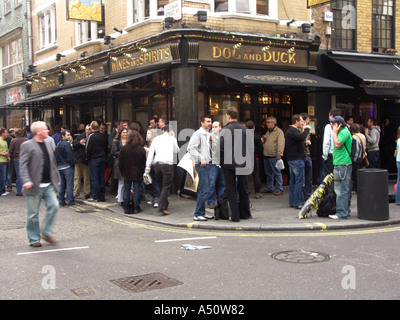 En début de soirée à l'extérieur de buveurs Soho pub le vendredi soir Londres Angleterre Banque D'Images