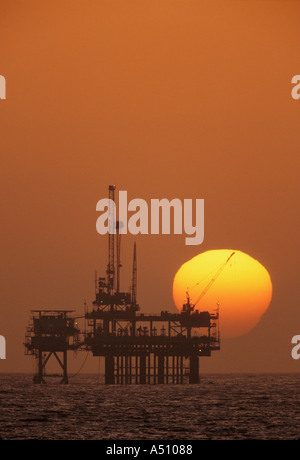 La plate-forme de forage pétrolier en mer avec coucher de soleil en arrière-plan California USA Banque D'Images