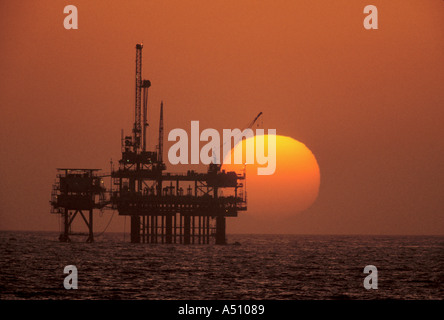 La plate-forme de forage pétrolier en mer avec coucher de soleil en arrière-plan California USA Banque D'Images