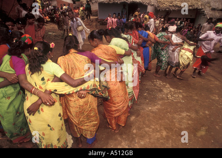 Les tribals faisant home danse du district de Koraput Orissa en Inde Banque D'Images