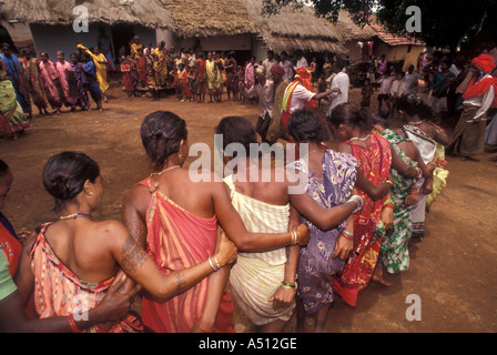 Les tribals exécuter la danse traditionnelle du district de Koraput Orissa Banque D'Images