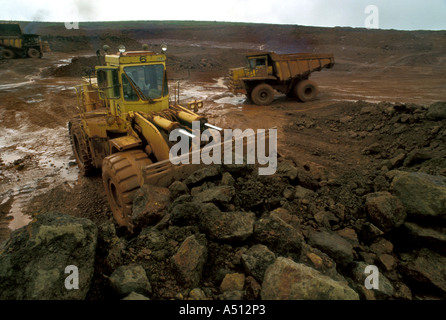 Le fauchage des bouteurs Bull mine de bauxite de roches ou du district de Koraput Banque D'Images