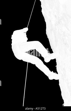 Un alpiniste en ordre décroissant du haut d'un mur dans Drevenik, la Slovaquie. Banque D'Images