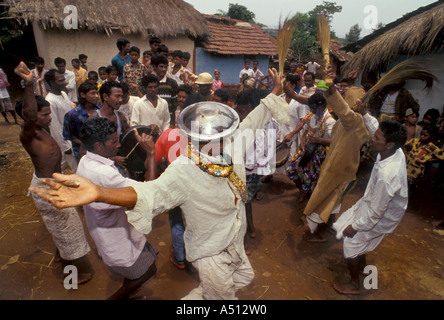 L'exercice de leurs tribus home danse Korapur Orissa district I Banque D'Images