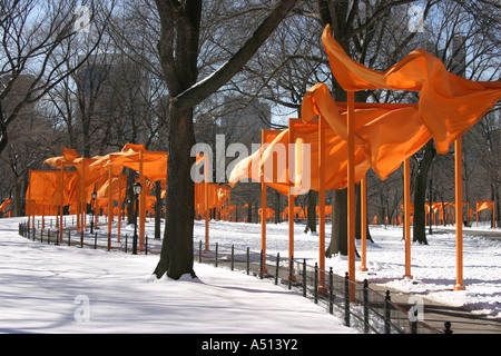 Suffron portes colorées dans le vent. Exposition Christo et Jeanne-Claude Central Park, New York Banque D'Images