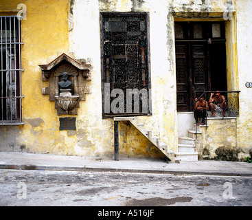 Deux cubains en porte La Habana Vieja, Cuba Banque D'Images