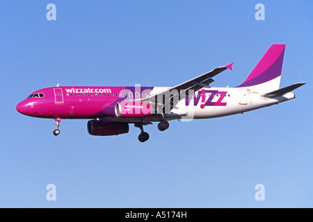 Wizz Air Airbus A320 à l'atterrissage à l'aéroport de Luton Banque D'Images