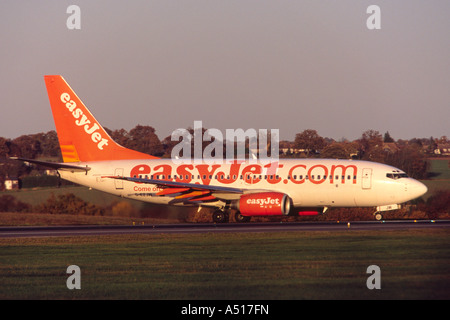 Easyhet avion Boeing 737 en roulage au décollage à l'aéroport de Luton, Royaume-Uni Banque D'Images