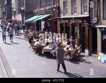 Royal Mile, également connu sous le nom de High Street View de plusieurs restaurants pour touristes avec bar de la chaussée et les piétons Vieille Ville Edinburgh Scotland UK Banque D'Images