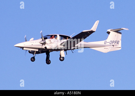 Diamond DA-42 Twin Star light avion en approche pour l'atterrissage à l'aéroport de Luton, Royaume-Uni Banque D'Images