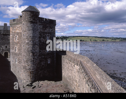 Le noir une partie du château avec Firth of Forth et au-delà du rivage Banque D'Images