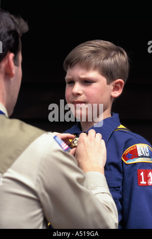 Redressage foulard Scout Louveteau de l'utilisateur doit obtenir l'autorisation spécifique de Boy Scouts of America Irvine TX Banque D'Images