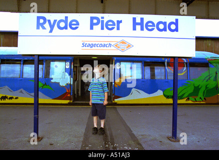 Un jeune passager à Ryde Pier Head station sur l'île de Wight Banque D'Images